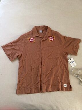 Lee Men's Rust-Brown Short-Sleeve Button-Down Shirt with Floral Embroidery